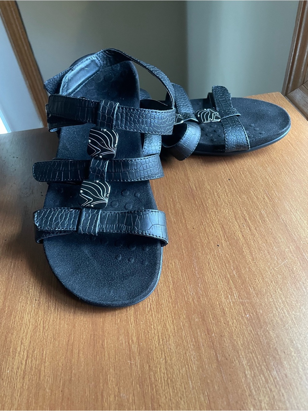 Vionic Size 8 Amber Adjustable Strap Black Sandals